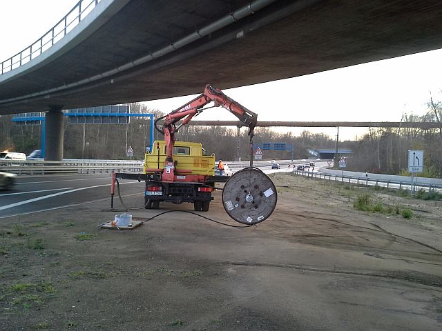 Kabelverlegung im Aussenbereich an einer Autobahn